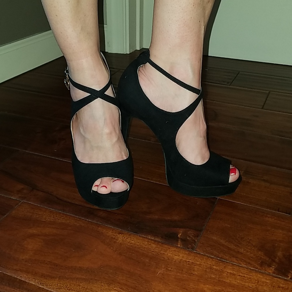 Thalia Sodi black heels